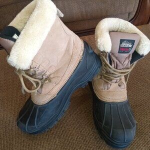 Womens Snow boots, Size 9